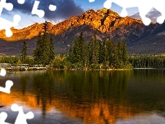 Park Narodowy Jasper, Kanada, Góry, Jezioro, Most, Drzewa, Zachód słońca, Chmury, Pyramid Lake