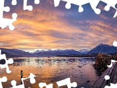 Jezioro, Zachód słońca, Thunersee, Góry, Kanton Berno, Szwajcaria, Pomost, Krzewy, Alpy Berneńskie