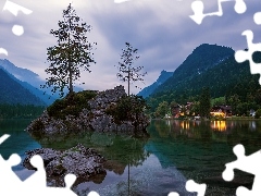 Góry, Jezioro Hintersee, Domy, Alpy, Chmury, Niemcy, Bawaria, Skała, Drzewa, Zachód słońca, Światła