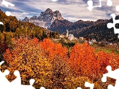 Prowincja Belluno, Włochy, Gmina Selva di Cadore, Góry, Domy, Kościół, Szczyt Monte Pelmo, Jesień, Dolomity