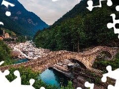 Las, Dolina Verzaska, Rzeka Verzaska, Domy, Most, Szwajcaria, Lavertezzo, Góry, Drzewa, Ponte dei Salti