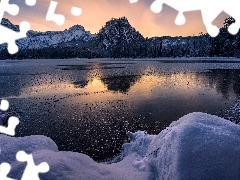 Góry, Zima, Zachód słońca, Austria, Drzewa, Jezioro Almsee