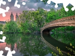 Manhattan, Nowy Jork, Central Park, Budynek Eldorado, Chmury, Stany Zjednoczone, Jezioro, Most, Drzewa
