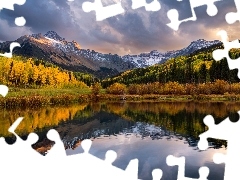 Jezioro, GĂłry, Las, Blue Lake, JesieĹ, Stany Zjednoczone, Stan Kolorado, GĂłra Sneffels, San Juan Mountains, Chmury, Drzewa