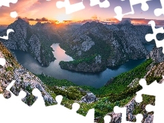 Miejscowość Riano, Hiszpania, Zbiornik Riano, Jezioro, Góry Kantabryjskie, Prowincja Leon